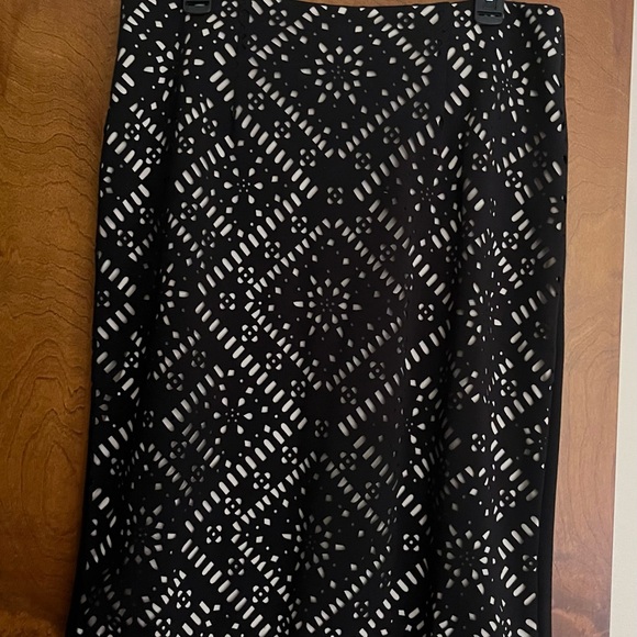 CHICOS NWOT Black Cut-out Pattern Overlay Pencil Skirt in Size 1.5. (Size 12) - Picture 7 of 9